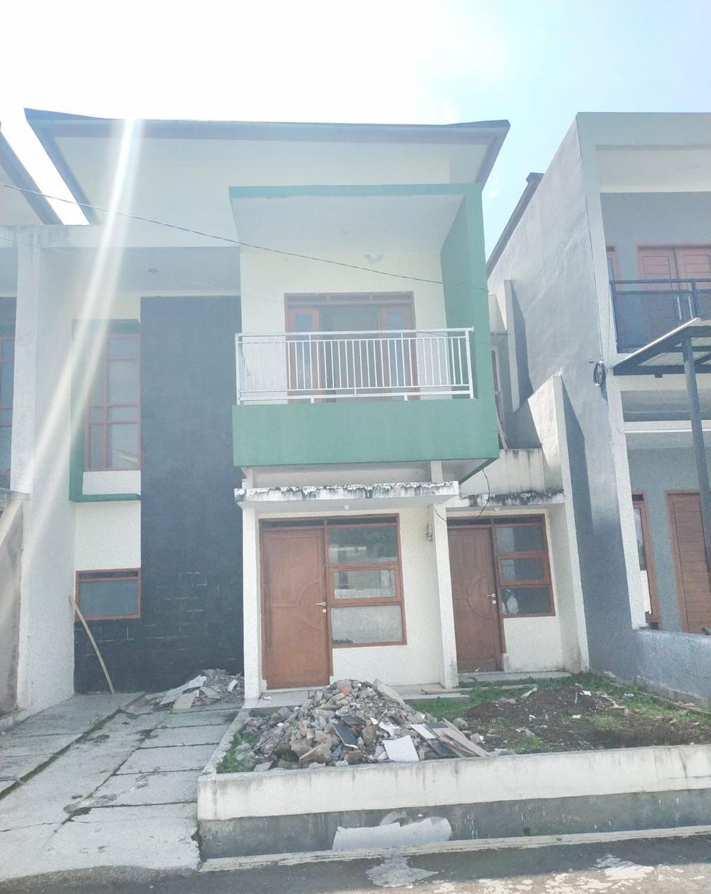 foto tampak rumah tipe 120/144 perumahan BUANA SUITE SUKARINDIK