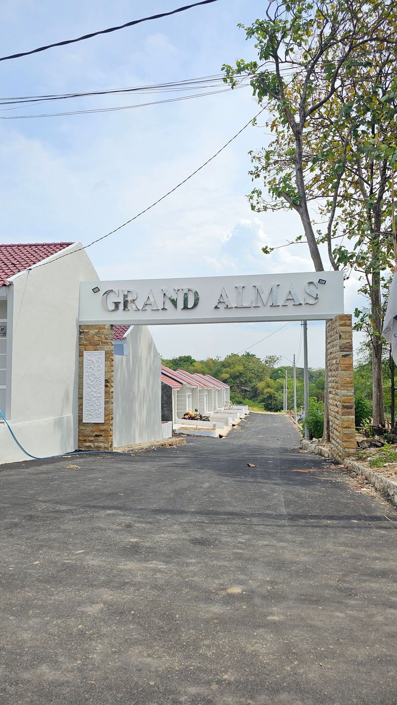 foto gerbang perumahan Grand Almas Surapandan