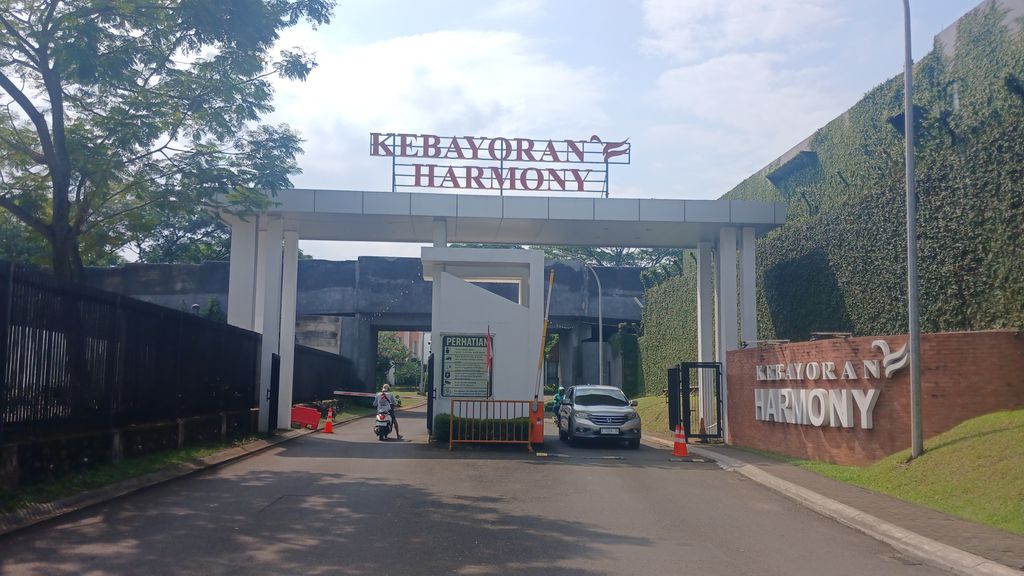 foto gerbang perumahan KEBAYORAN PIAZZA HARMONY 3