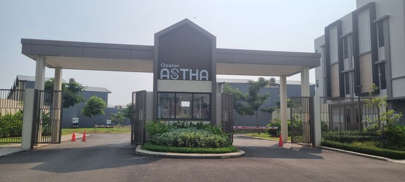 foto gerbang perumahan CLUSTER ASTHA, SUVARNA SUTERA