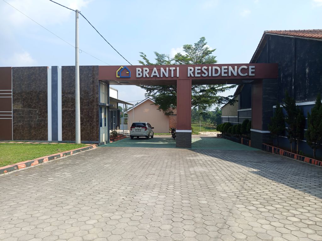 foto gerbang perumahan BRANTI RESIDENCE