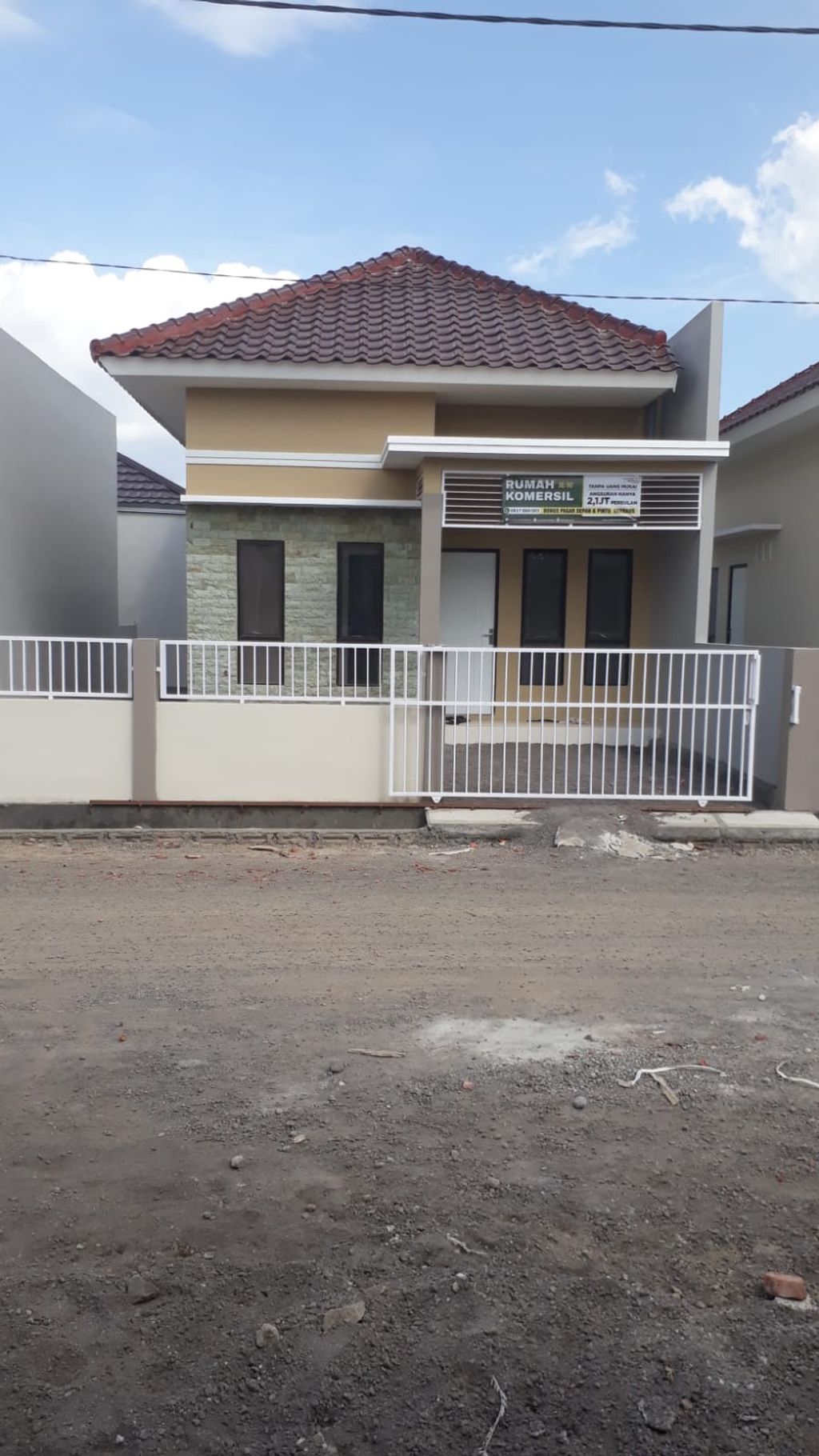 foto tampak rumah tipe 36/90 perumahan POIN PARK