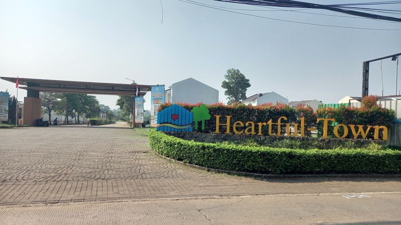 foto gerbang perumahan Heartful Town