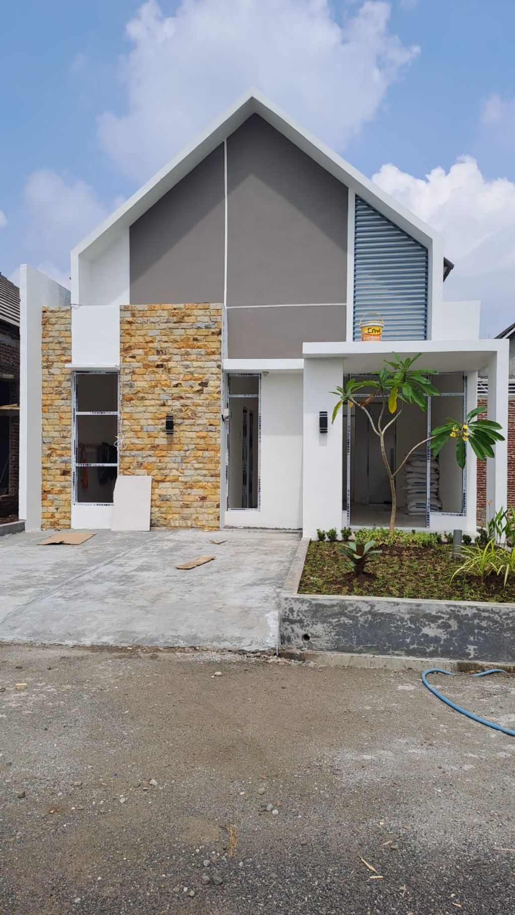foto tampak rumah tipe BLOK E perumahan GRAND FAZA