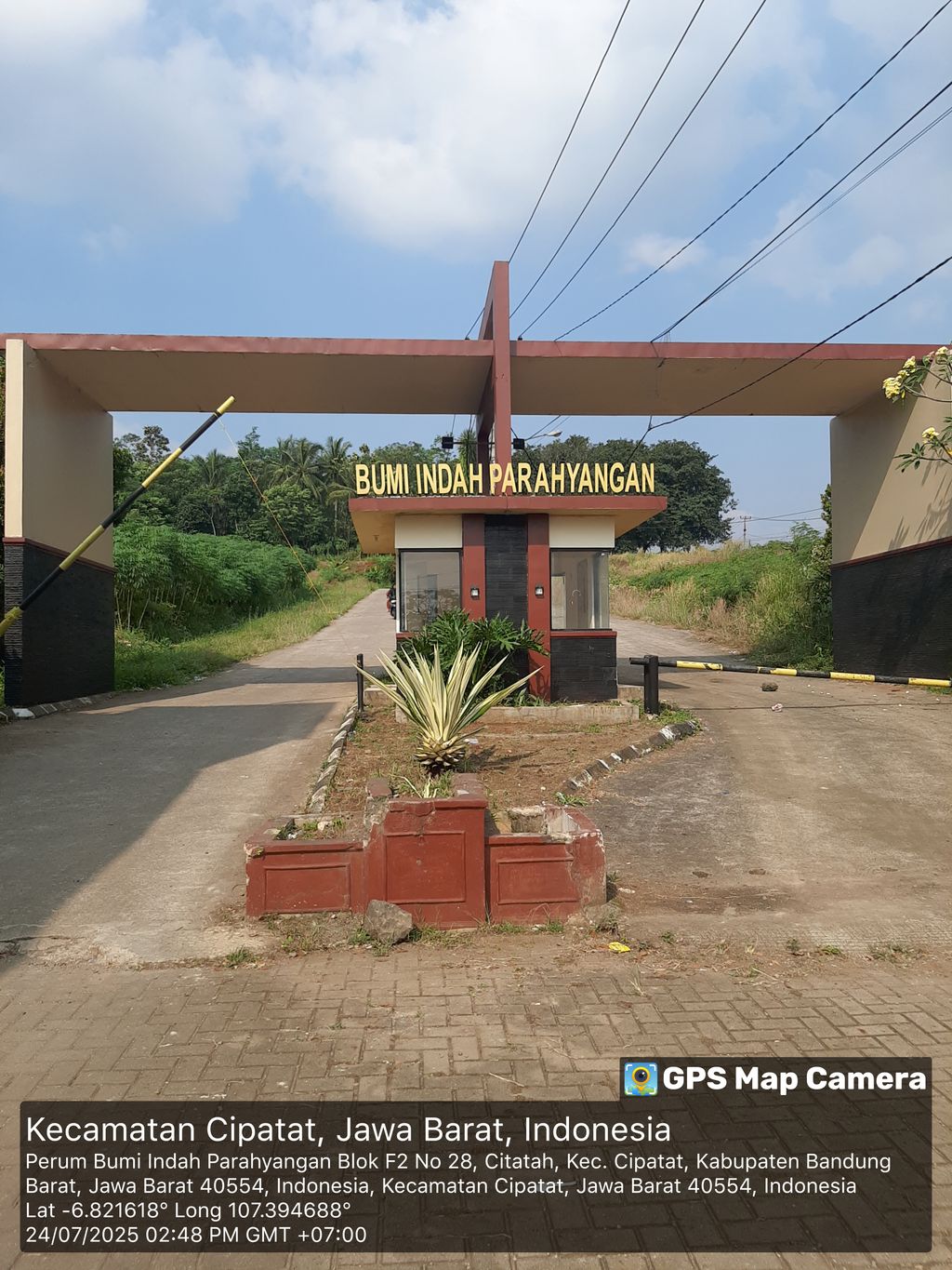 foto gerbang perumahan BUMI INDAH PARAHYANGAN