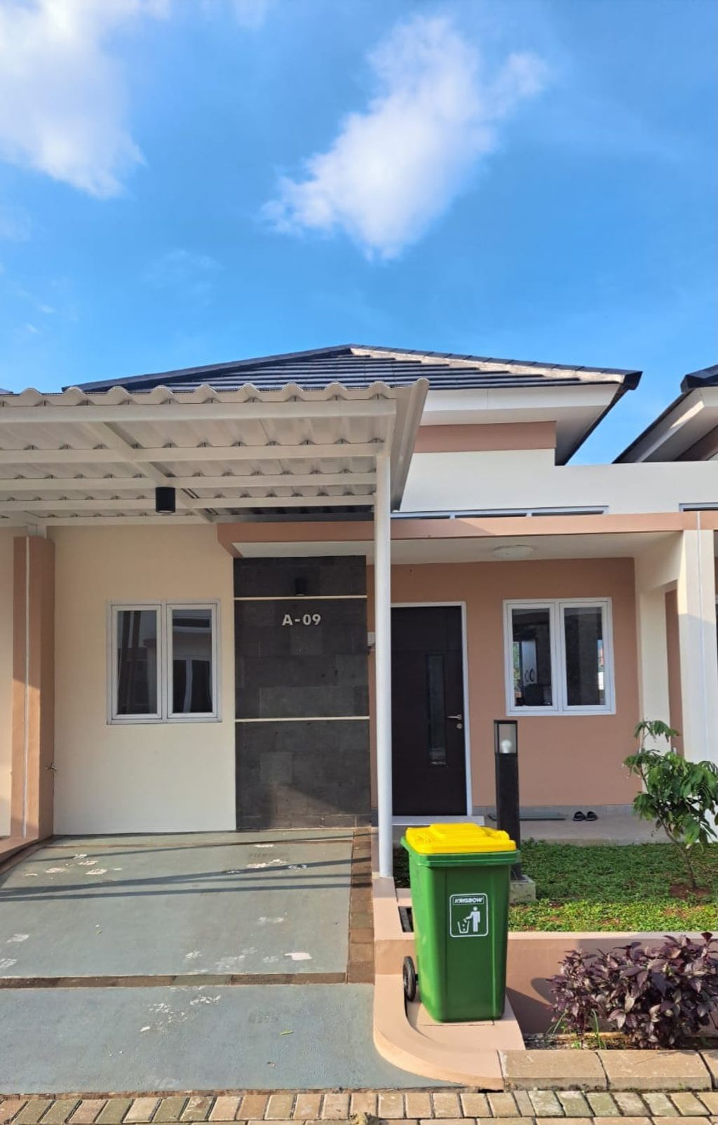 foto tampak rumah tipe 102/204 perumahan THE VILLAS Rukun Senior Living