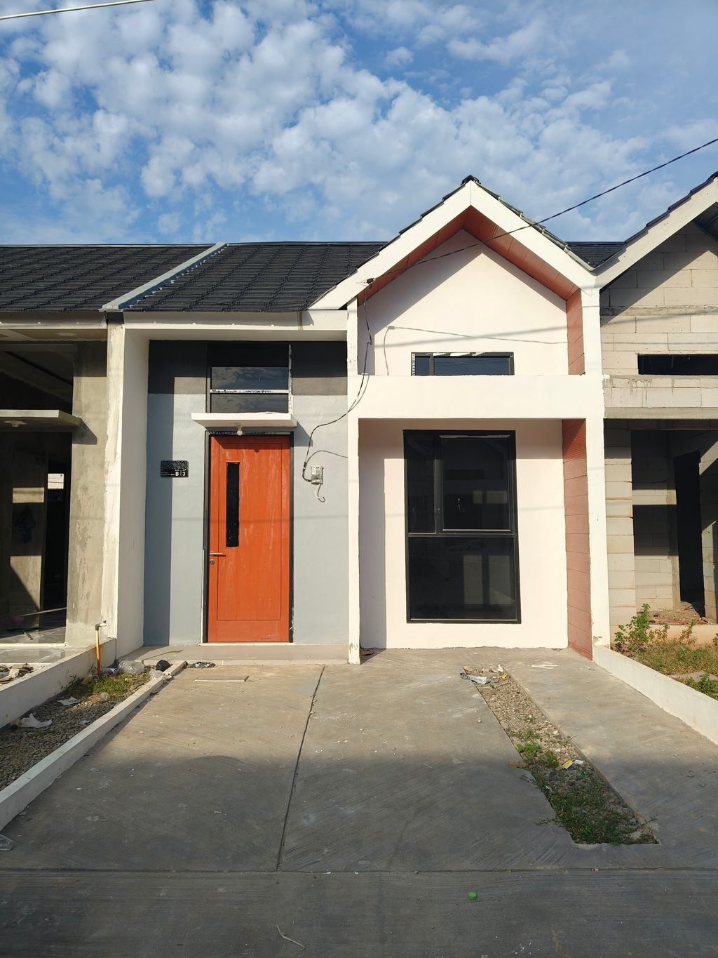 foto tampak rumah tipe 40/81 perumahan Azura Nusantara Residence
