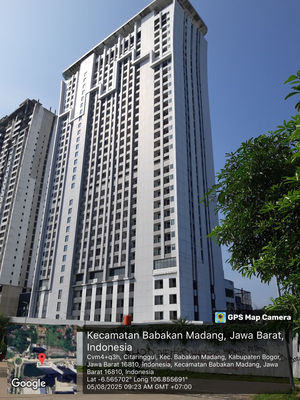 foto gerbang perumahan Saffron Noble Apartment