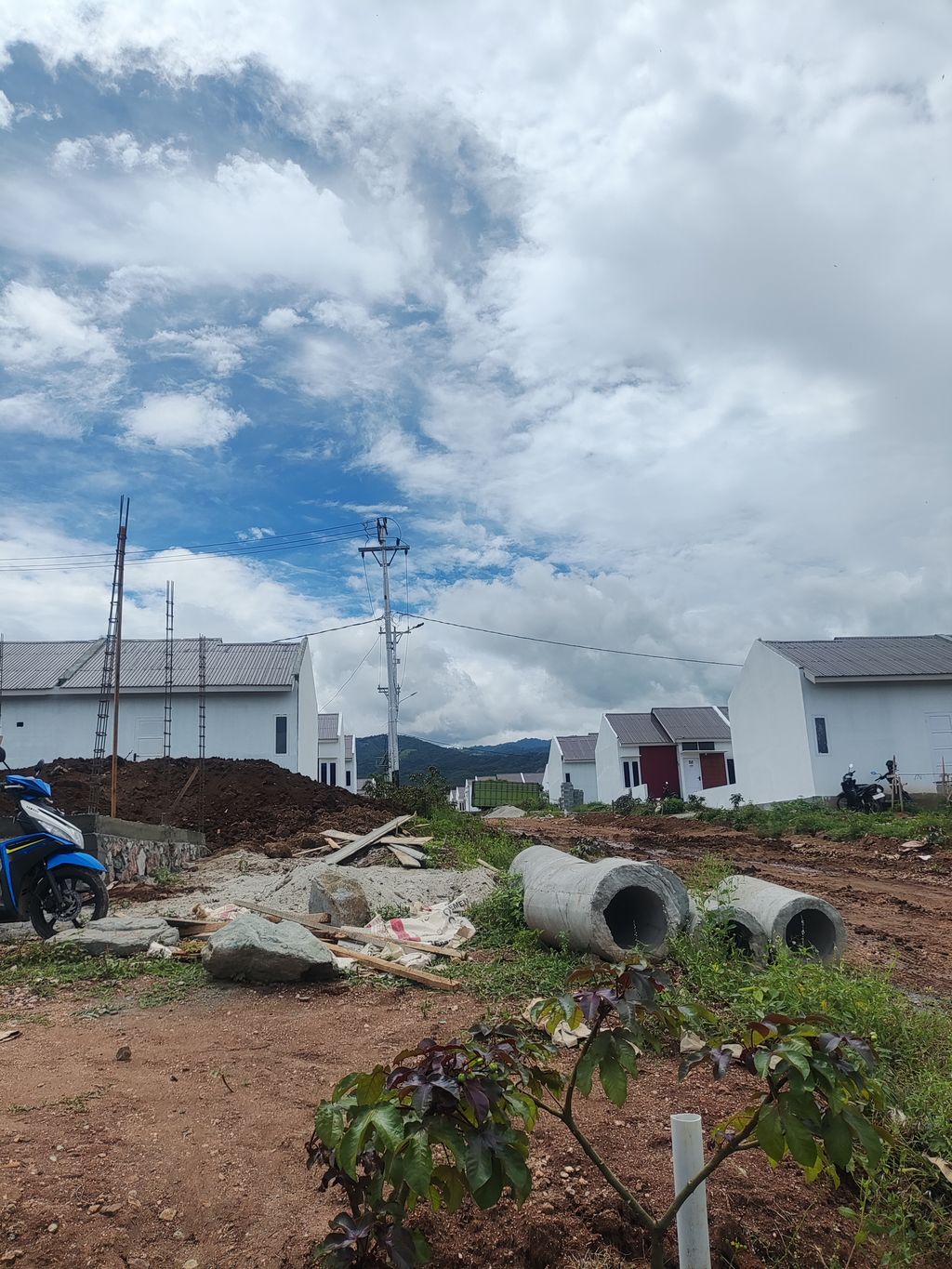 foto gerbang perumahan GRAHA KHAYANGAN HILLS III