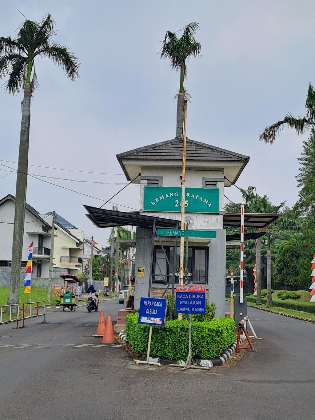 foto gerbang perumahan KEMANG PRATAMA - 2-5