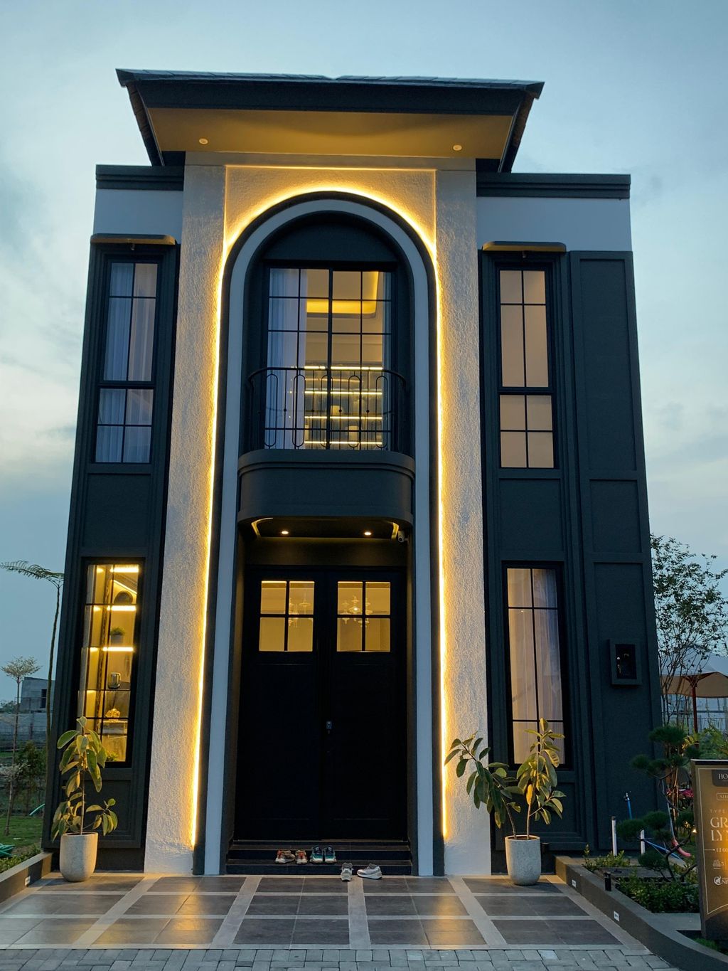 foto tampak rumah tipe Grand Lyndon perumahan Mansion Nine Tahap 2 (South Houston)