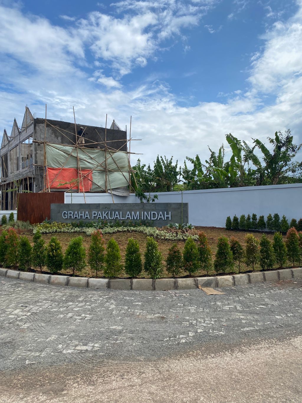 foto gerbang perumahan GRAHA PAKUALAM INDAH