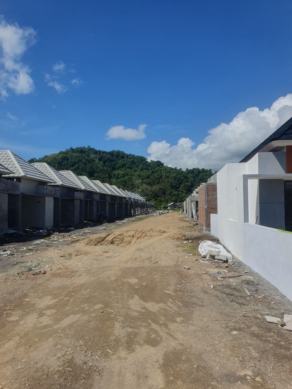 foto posisi tengah perumahan Giri Savvana