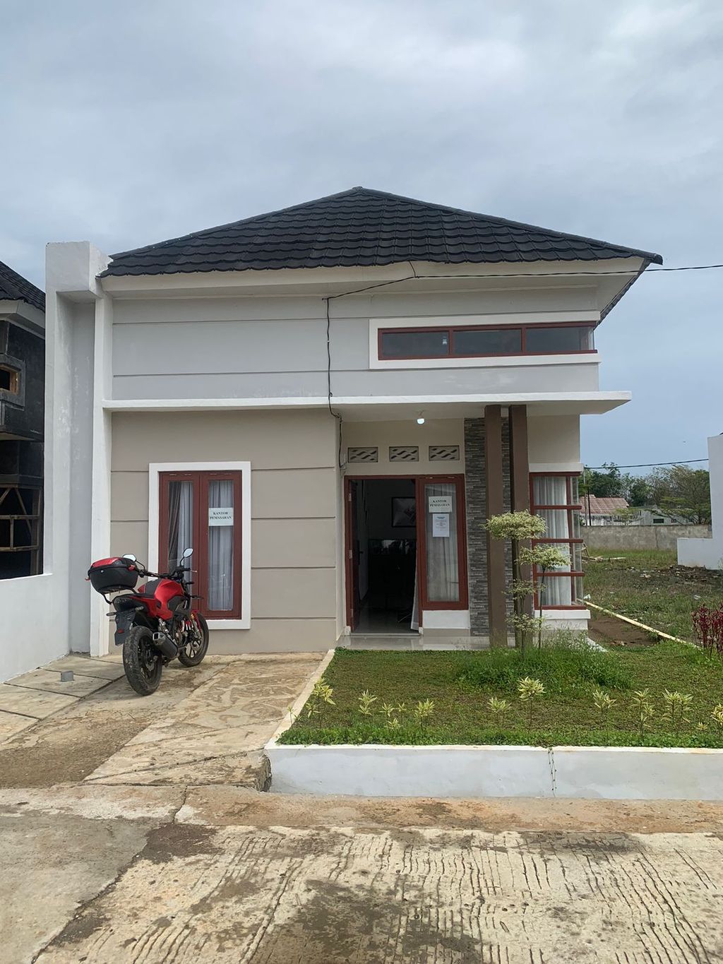 foto tampak rumah tipe PATI JUANG RESIDENCE perumahan PATI JUANG RESIDENCE