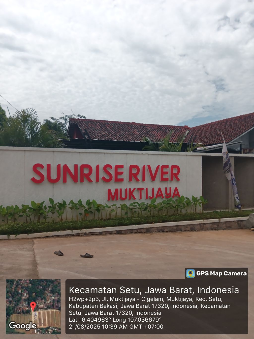 foto gerbang perumahan Sunrise River Muktijaya