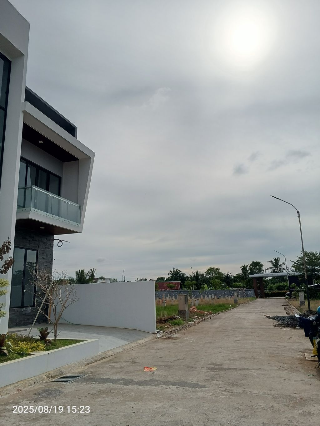 foto posisi tengah perumahan Garuda Hills Residence