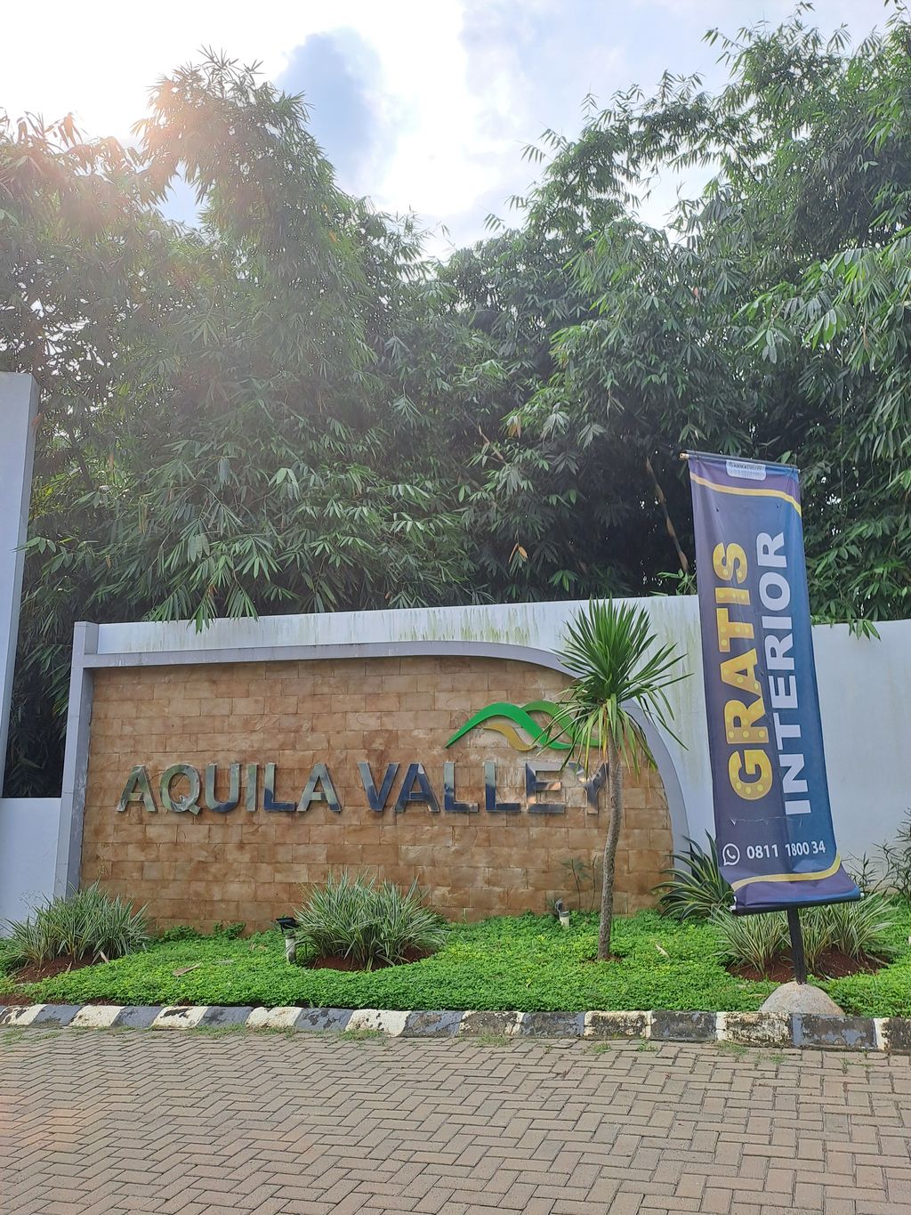 foto gerbang perumahan AquilaValley