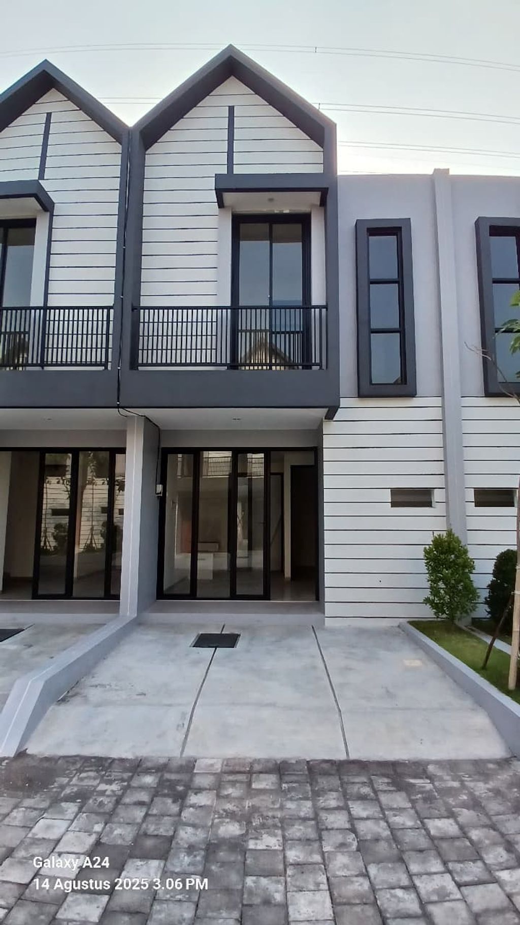 foto tampak rumah tipe 51/61 perumahan Anggrek Residence @Prapen