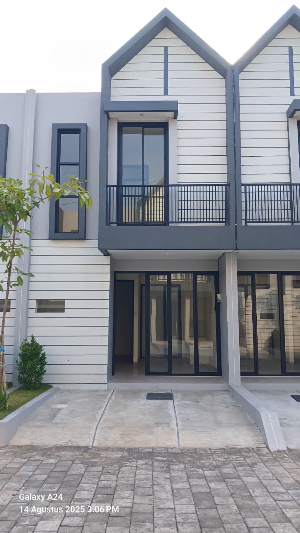 foto tampak rumah tipe 96/70 perumahan Anggrek Residence @Prapen