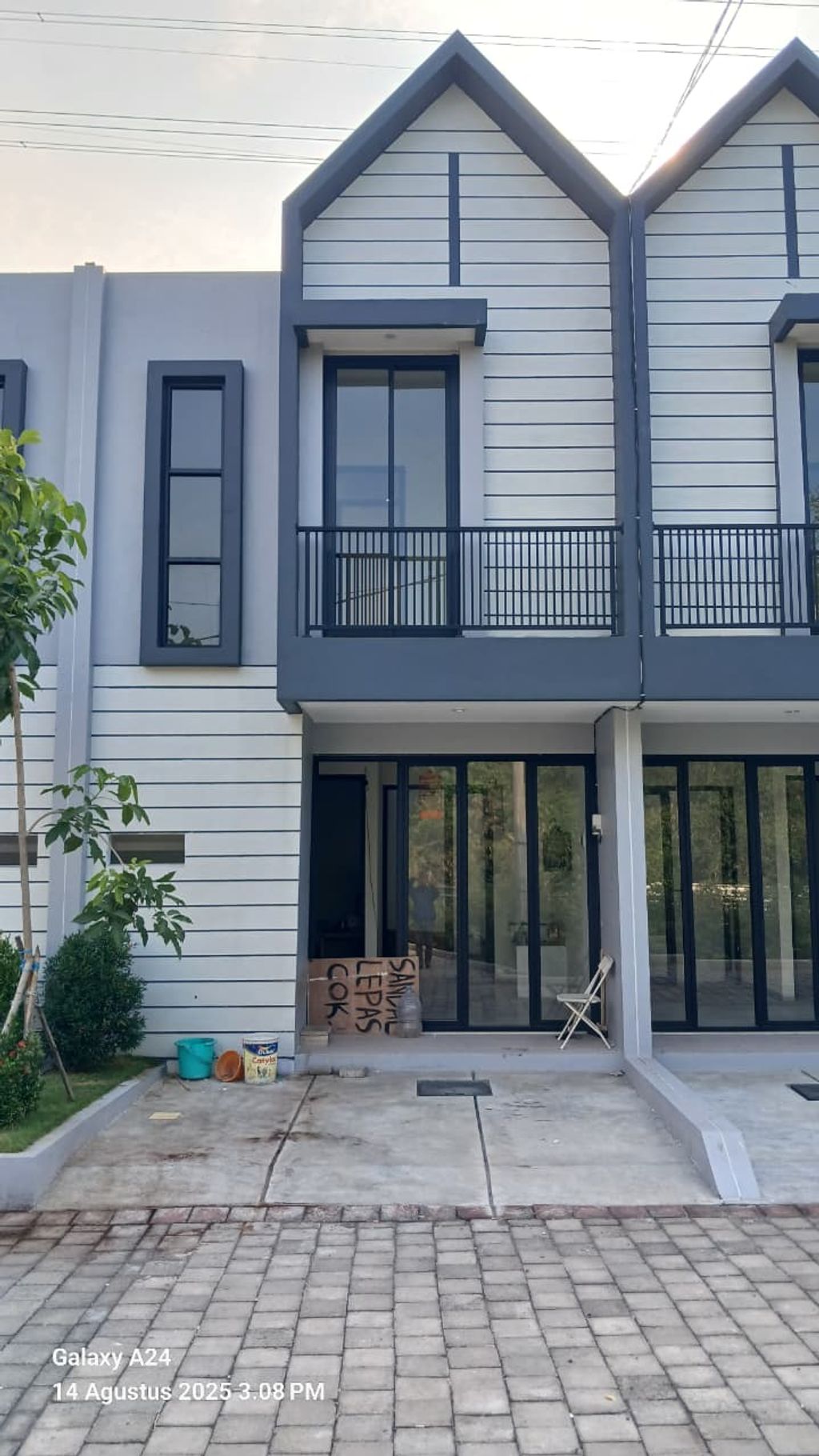foto tampak rumah tipe 66/70 perumahan Anggrek Residence @Prapen