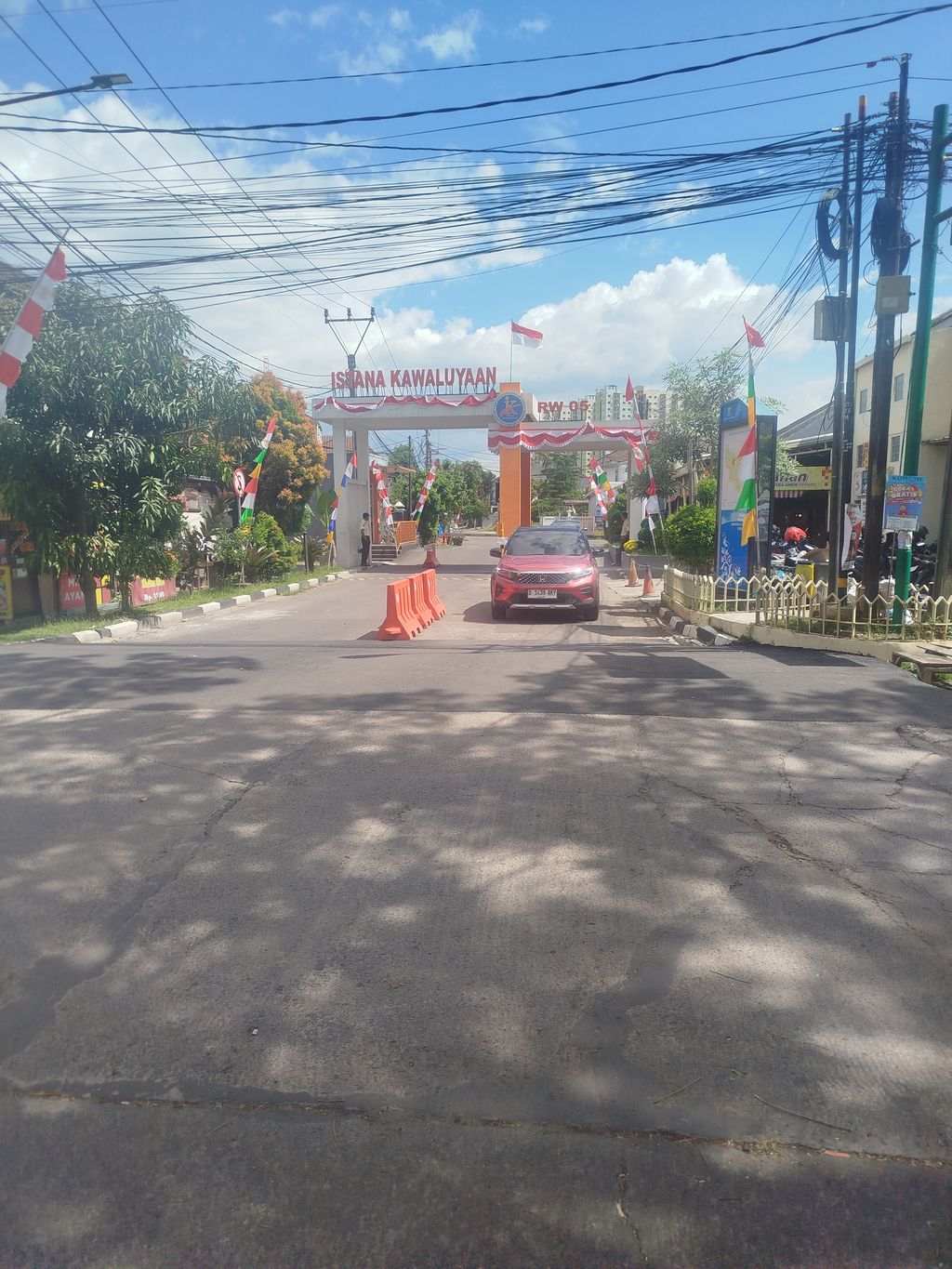 foto gerbang perumahan Istana Kawaluyaan