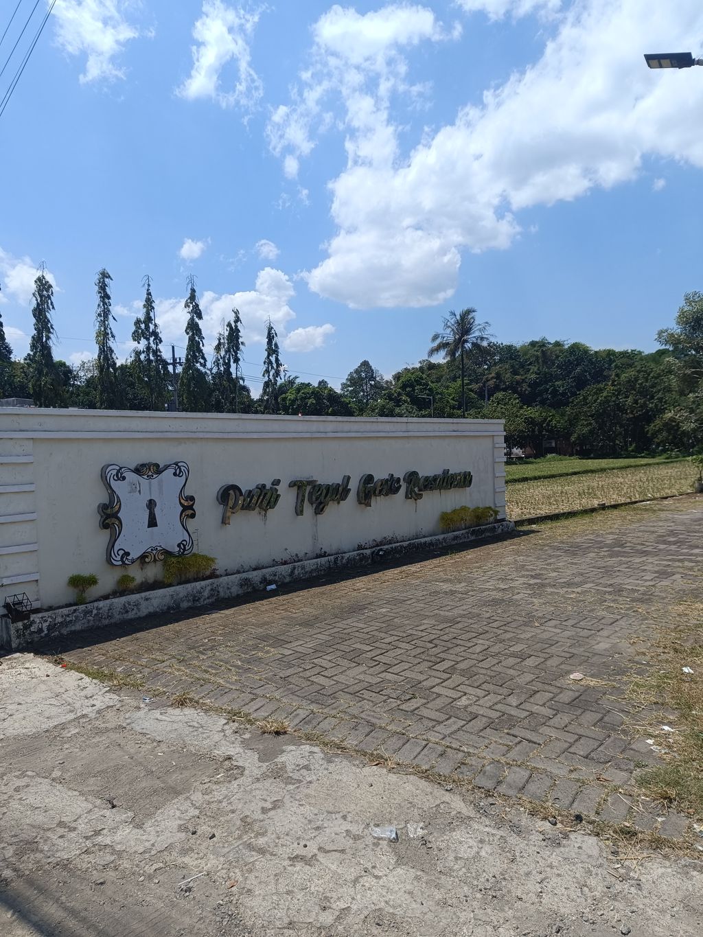 foto gerbang perumahan Perumahan Puri Tegal Gede Residence