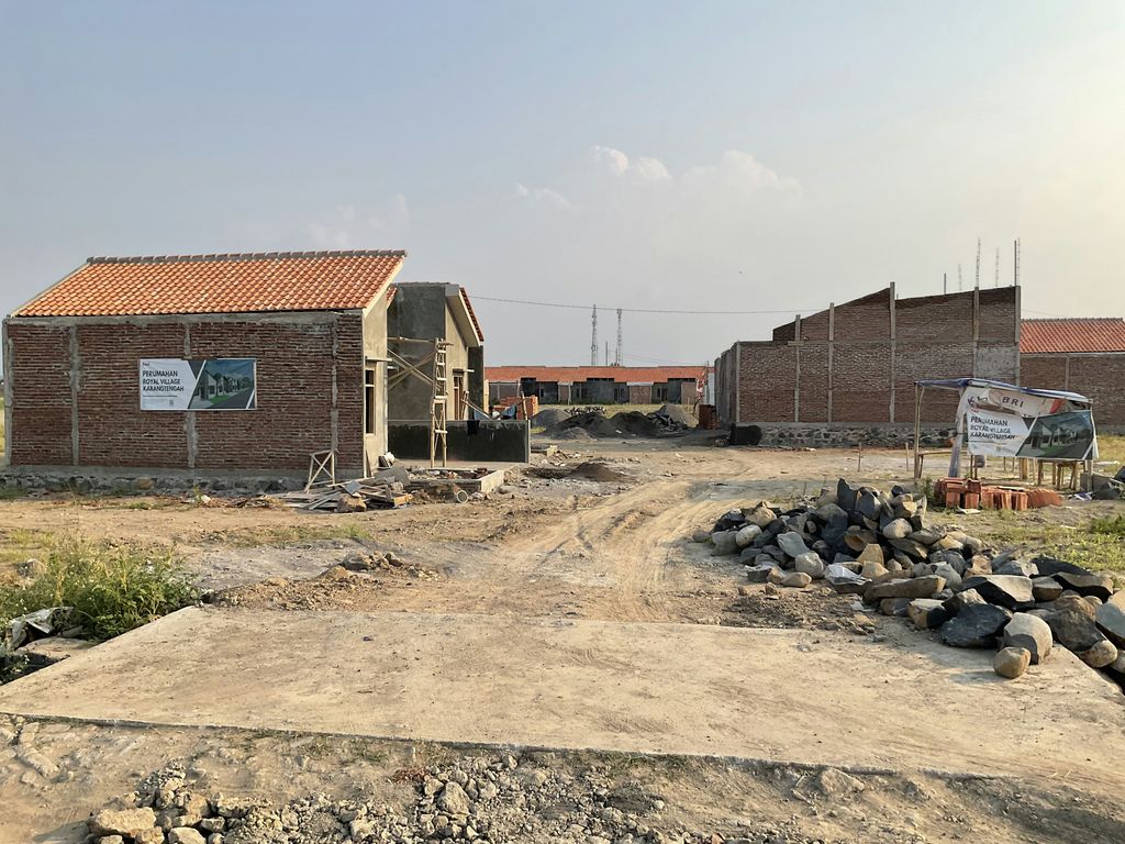 foto gerbang perumahan Perumahan Royal Village Karangtengah