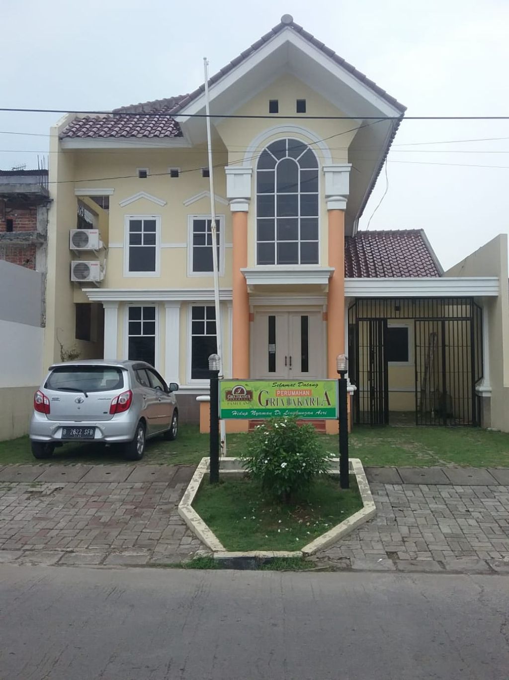foto tampak rumah tipe Kebayoran perumahan Gria Jakarta, Pamulang