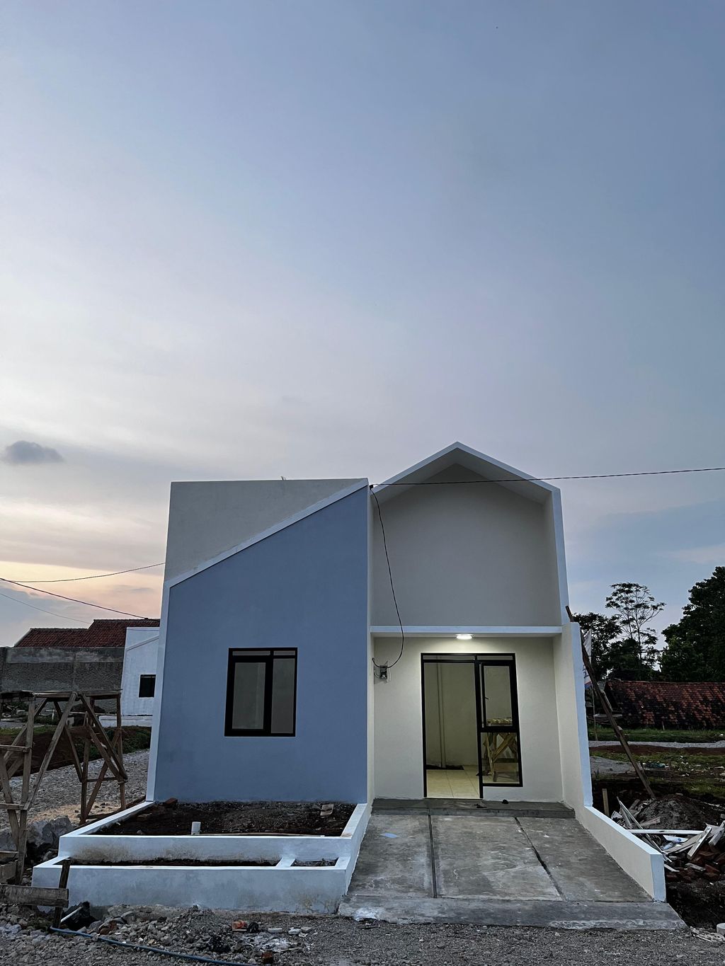 foto tampak rumah tipe 34/60 perumahan Royal Cimaragas Village