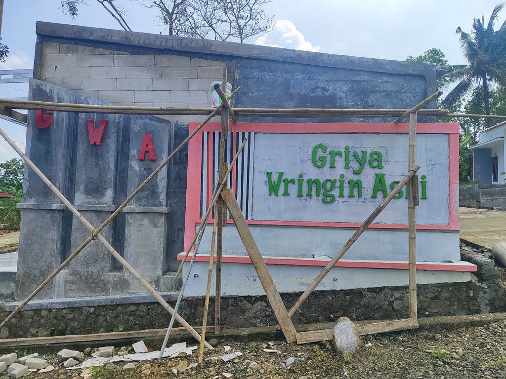 foto gerbang perumahan GRIYA WRINGIN ASRI