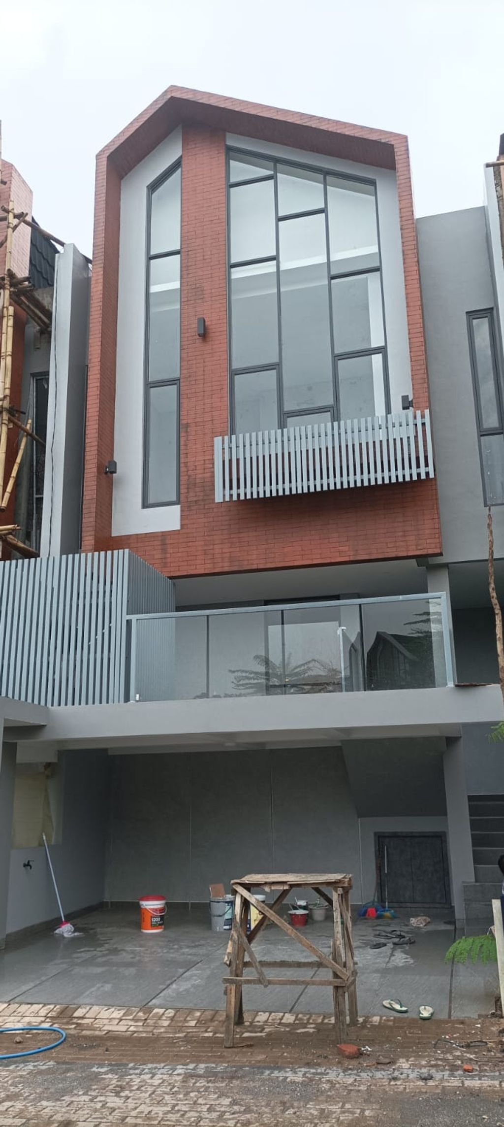 foto tampak rumah tipe 130 perumahan the kana house