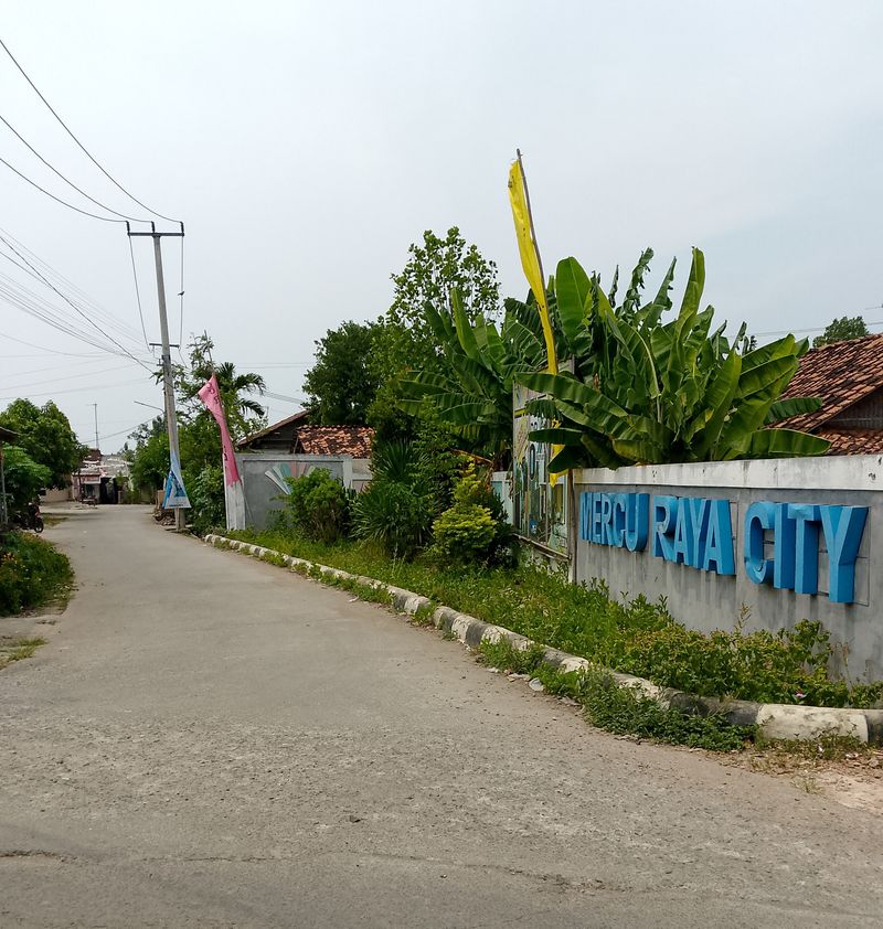 foto gerbang perumahan Mercu Raya City