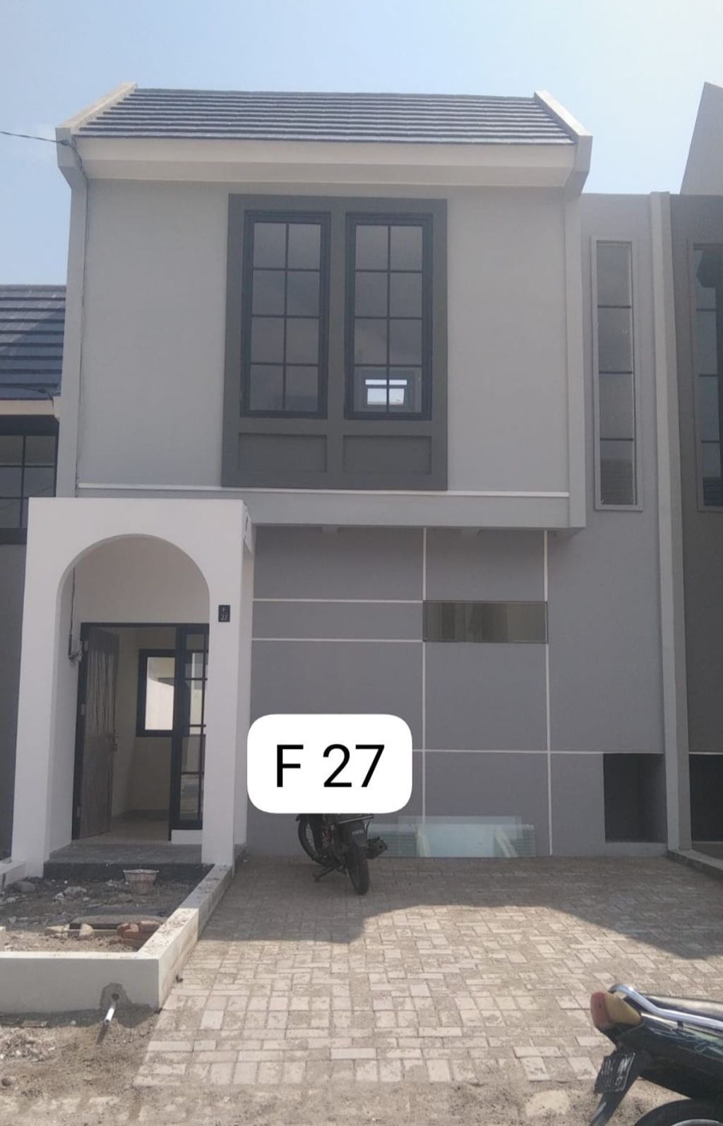 foto tampak rumah tipe Blok F-27 Anderson Cluster Kensington perumahan The Anvaya Juanda