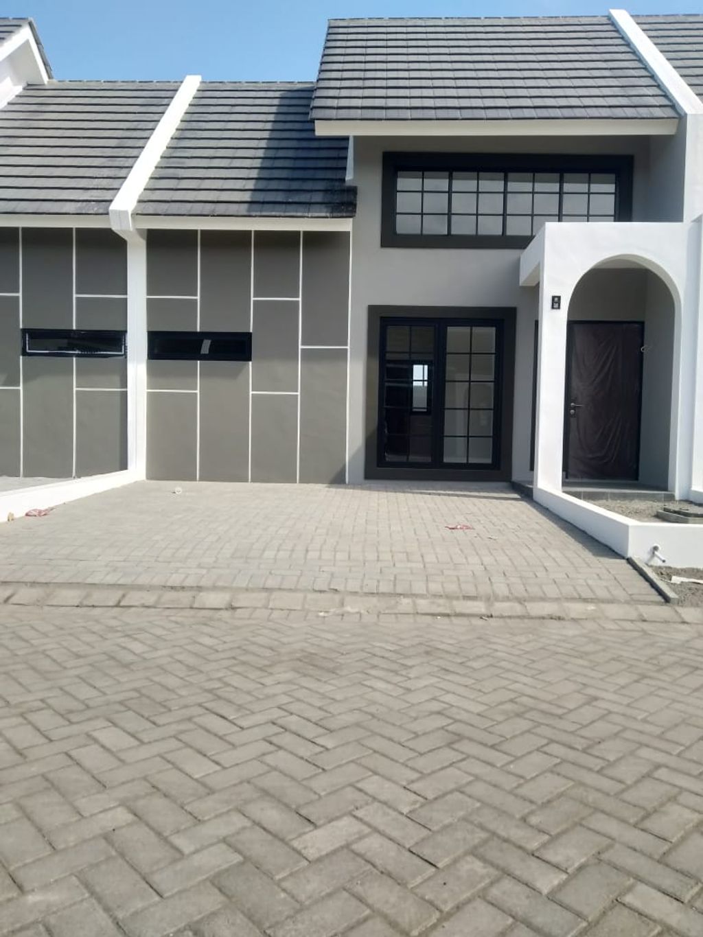 foto tampak rumah tipe Blok B-18 Galan Cluster Kensington perumahan The Anvaya Juanda
