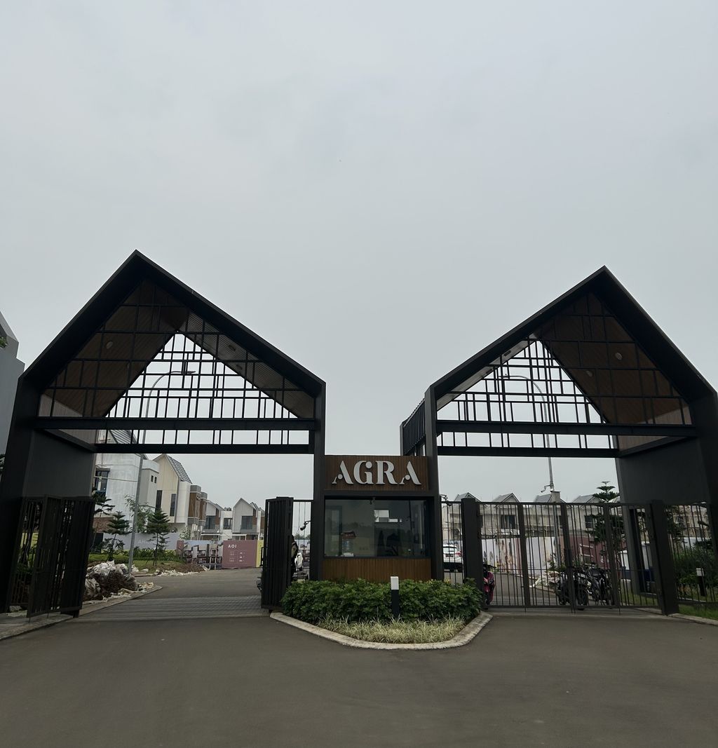 foto gerbang perumahan CLUSTER AGRA, SUVARNA SUTERA