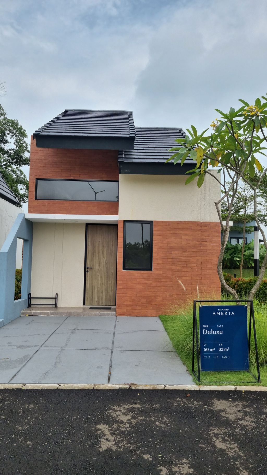 foto tampak rumah tipe DELUXE A perumahan MAESTRIA RESIDENCE