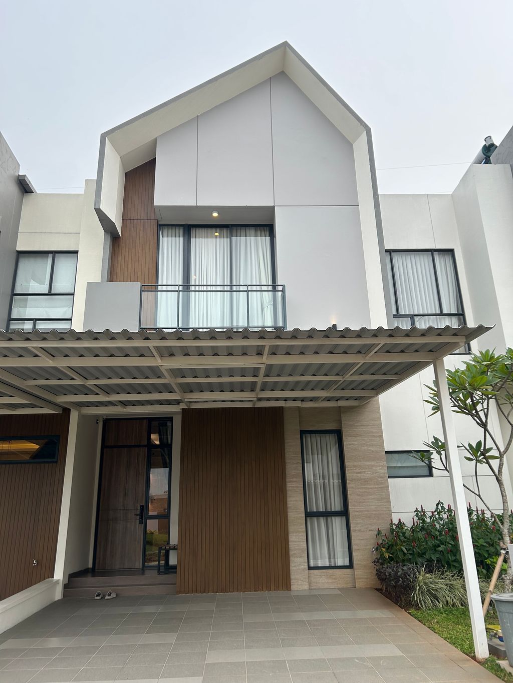 foto tampak rumah tipe ABELIA perumahan CLUSTER AGRA, SUVARNA SUTERA