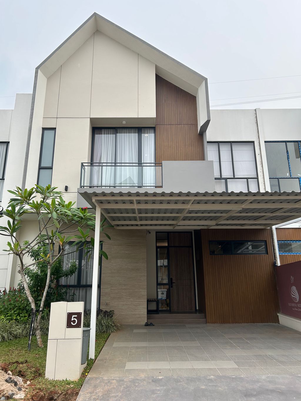 foto tampak rumah tipe AMARYLLIS perumahan CLUSTER AGRA, SUVARNA SUTERA