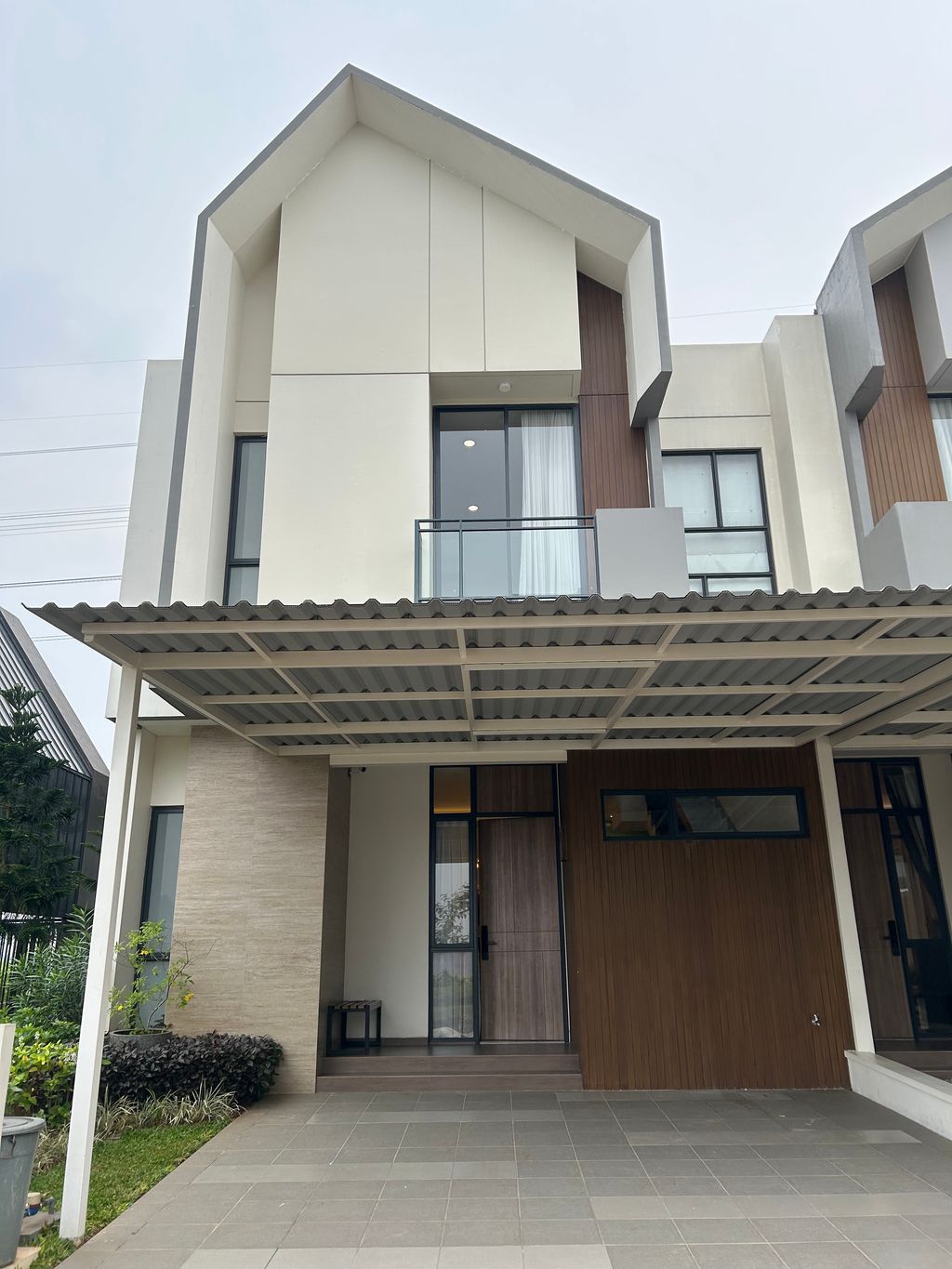 foto tampak rumah tipe AZAMI perumahan CLUSTER AGRA, SUVARNA SUTERA