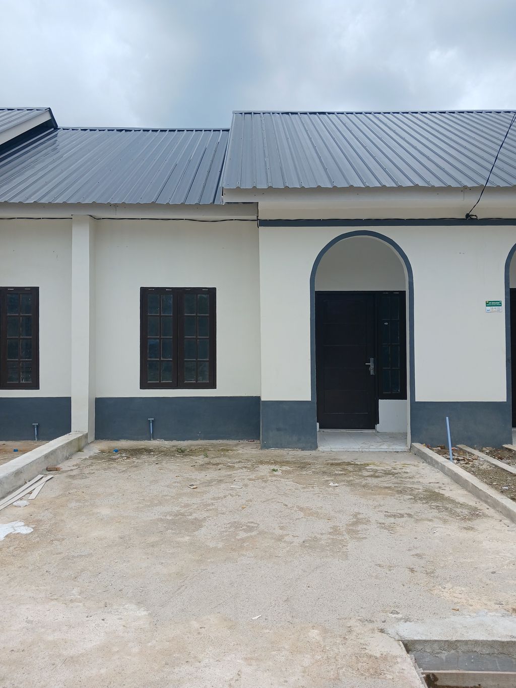 foto tampak rumah tipe 36/80 perumahan SURYA HARMONI