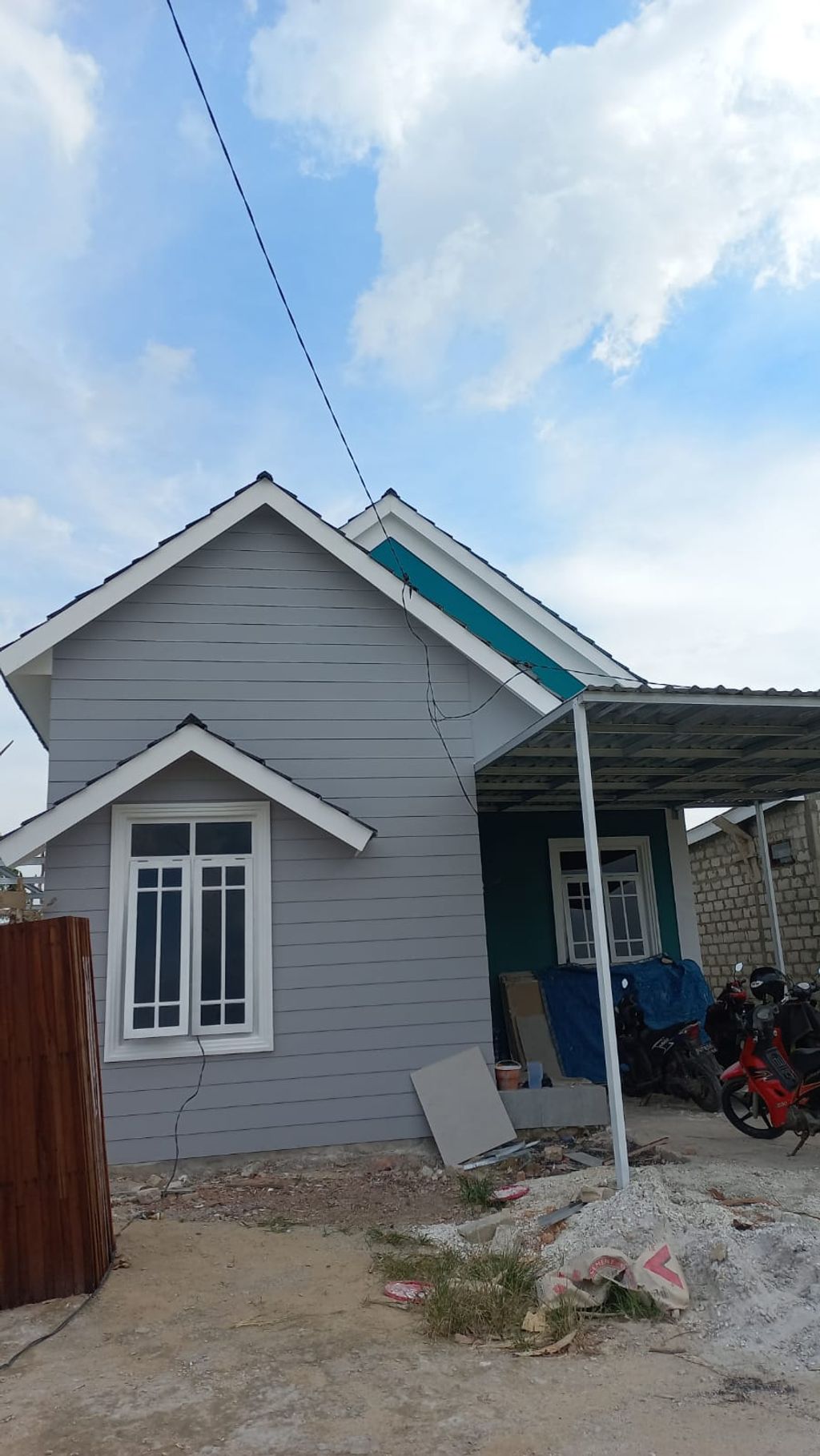 foto tampak rumah tipe KOMERSIL III perumahan SHAFWAH HARMONI LAND KERATON