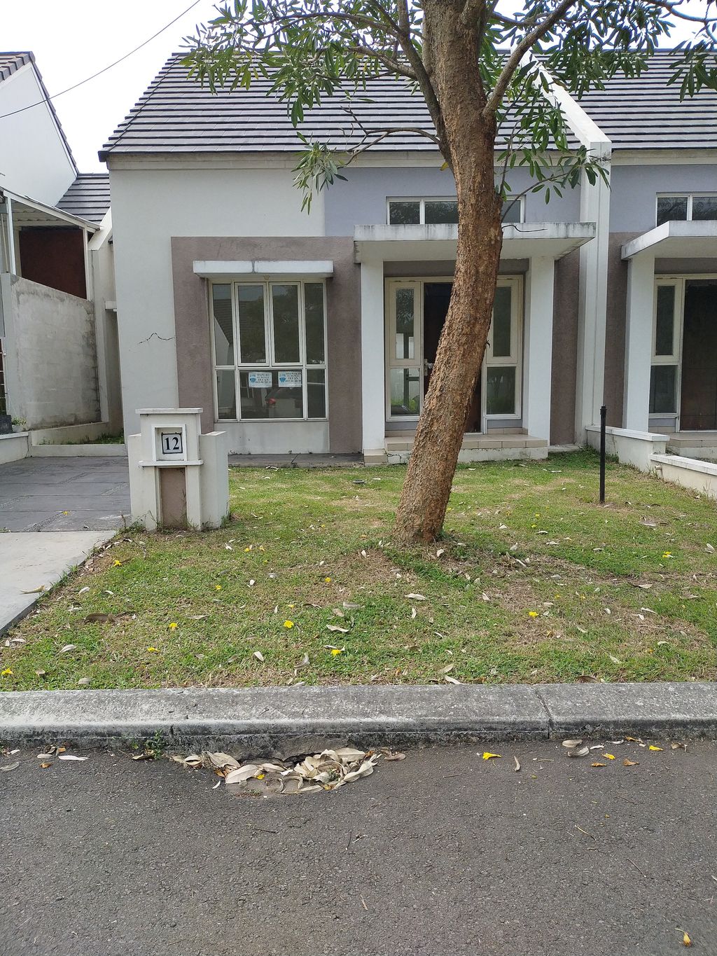 foto tampak rumah tipe CHRYSANT perumahan CLUSTER DHANA, SUVARNA SUTERA