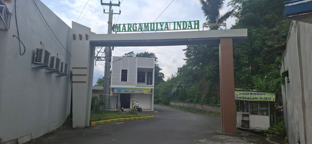 foto gerbang perumahan CLUSTER MARGAMULYA INDAH REGENCY