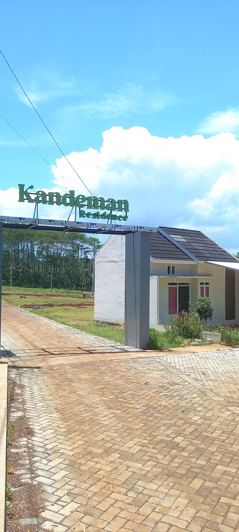foto gerbang perumahan perumahan kandeman residence