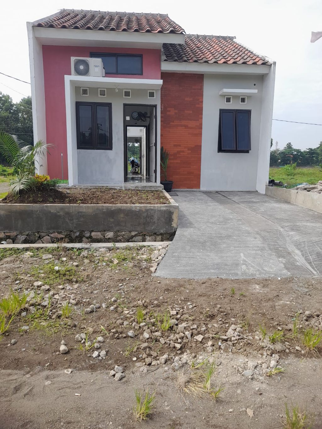 foto tampak rumah tipe 33/60 perumahan Griya Leuwimunding Permai