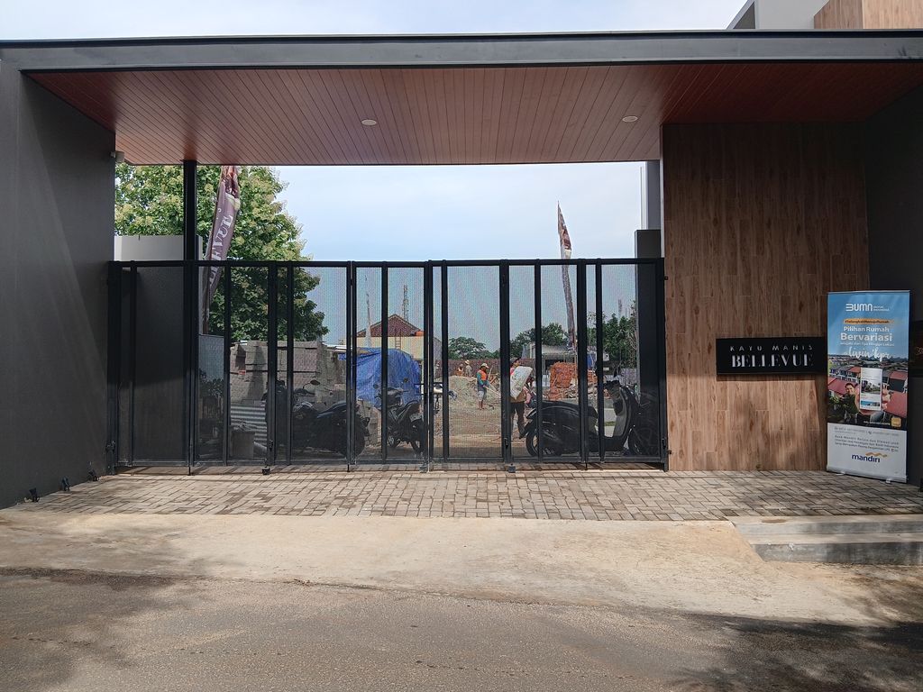 foto gerbang perumahan KAYU MANIS BELLEVUE