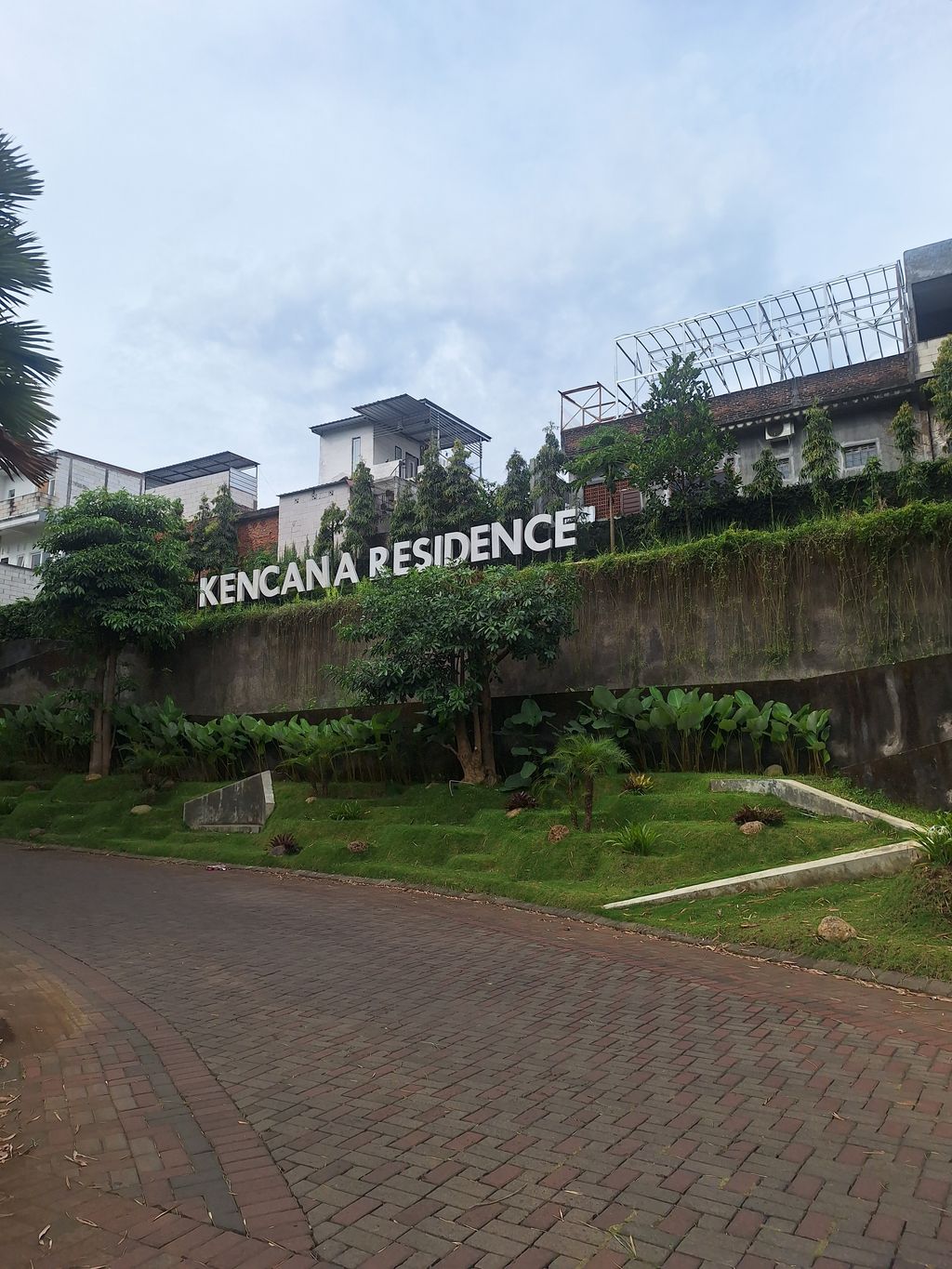 foto gerbang perumahan Kencana Residence