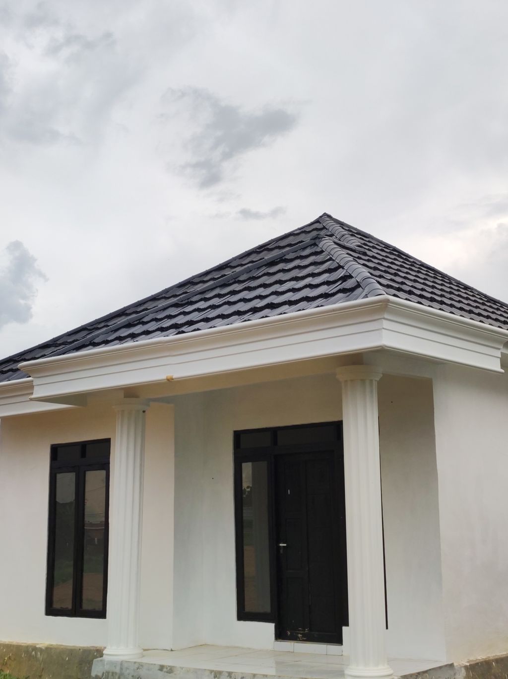 foto tampak rumah tipe CLASSIC MODERN 36 perumahan ISTANA MERATUS