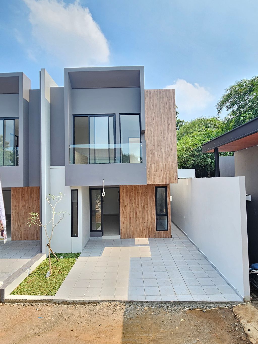 foto tampak rumah tipe Sudut perumahan KAYU MANIS BELLEVUE