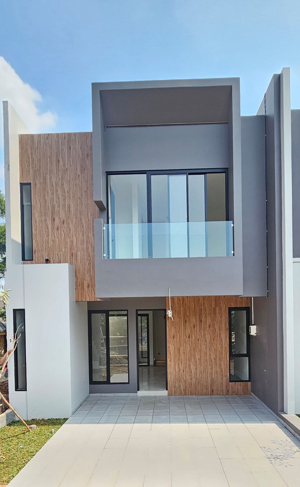 foto tampak rumah tipe Standard perumahan KAYU MANIS BELLEVUE